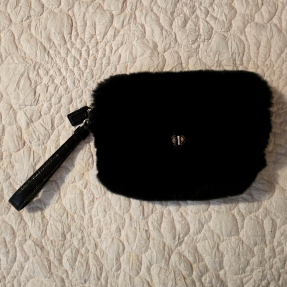STUNNING LTD ED COACH AUTH NWOT BLACK RABBIT FUR WRISTLET CLUTCH 🤍